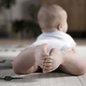Uma mãe e um padrasto, não identificados, foram presos depois que o bebê de 1 ano deu entrada no hospital com ferimentos graves. - Imagem: reprodução I Freepik