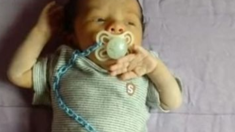 Um bebê de dois meses morreu após receber leite na veia após uma técnica de enfermagem errar o acesso. - Imagem: reprodução I R7