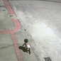 Câmeras de segurança registraram o momento em que a bebê engatinhava sozinha pela avenida durante a madrugada no ES - Imagem: Reprodução