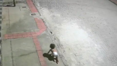 Câmeras de segurança registraram o momento em que a bebê engatinhava sozinha pela avenida durante a madrugada no ES - Imagem: Reprodução