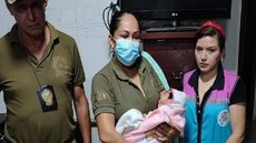 Polícia boliviana resgata menina recém-nascida na casa da mulher que a comprou do pai - Imagem: reprodução Twitter @Pol_Boliviana
