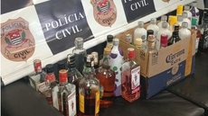 Polícia apreende lotes de bebidas suspeitas em adega investigada na Zona Leste. - Imagem: Reprodução.