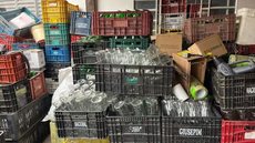 Investigação revelou que o local armazenava milhares de garrafas de gin, uísque e vodca, prontas para distribuição irregular - Imagem: Reprodução / Évelin Costa / EPTV