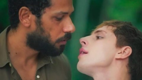 VÍDEO - primeiro beijo gay de 'Terra e Paixão' leva web à loucura - Imagem: reprodução TV Globo