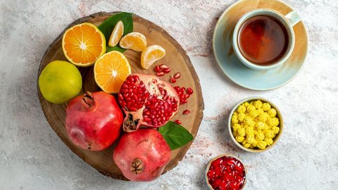 Além de promover o relaxamento, o chá dessa fruta é rico em potássio, o que contribui para reduzir o inchaço e previne doenças crônicas - Imagem: Reprodução/Freepik