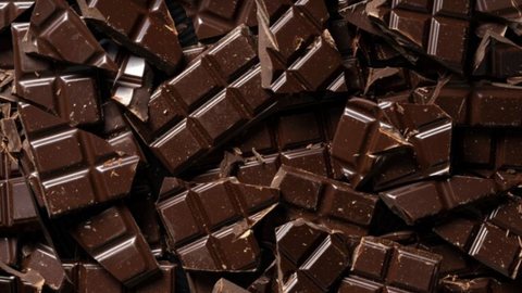 Consumir chocolate amargo com pelo menos 50% de cacau na composição pode trazer diversos benefícios à saúde - Imagem: Reprodução/Freepik