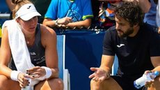 Bia Haddad ao lado do técnico Rafael Paciaroni, que esteve à frente da equipe da tenista por seis temporadas. - Imagem: Reprodução/Redes Sociais.