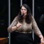 Durante encontro da pré-campanha de Flávio Bolsonaro, Bia Kicis afirmou que Alexandre de Moraes e a esquerda são responsáveis pela divisão no campo conservador e defendeu a união da direita para as eleições de 2026. - Imagem: Zeca Ribeiro / Câmara dos Deputados