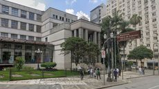 Dois homens armados invadiram a biblioteca e fugiram com obras valiosas - Imagem: Reprodução | Google Street View