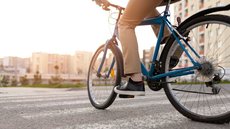 Bicicleta supera carro como meio de transporte em Paris - Imagem: Reprodução/Freepik
