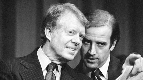 Ex-presidente Jimmy Carter e Joe Biden, na época em que era senador - Imagem: Reprodução / X / @miriamcosic