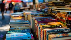 Além de livros o evento conta com espaços temáticos - Imagem: Reprodução / Freepik