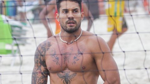 Bil Araújo reage após ‘nudes’ exposto em clique na praia. - Imagem: reprodução I Twitter @choquei