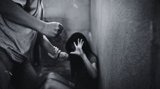 Diretora da escola acionou as autoridades após receber bilhete - Imagem: Reprodução / Freepik