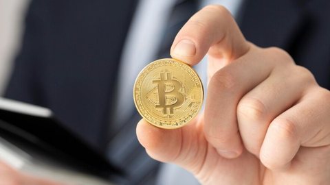 Bitcoin supera US$ 100 mil pela primeira vez impulsionado pelo "Efeito Trump" - Imagem: Reprodução / Freepik