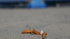 Bitucas de cigarro dominam o lixo nas praias brasileiras e colocam o país entre os mais poluídos do mundo - Imagem: Reprodução