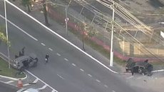 Dois policiais militares foram atropelados por motorista que furou bloqueio - Imagem: Reprodução | TV Globo