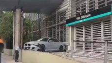 A colisão destruiu grades de acessibilidade e levou o veículo até as portas da estação, mas não havia pedestres no momento - Imagem: Reprodução / TV Globo