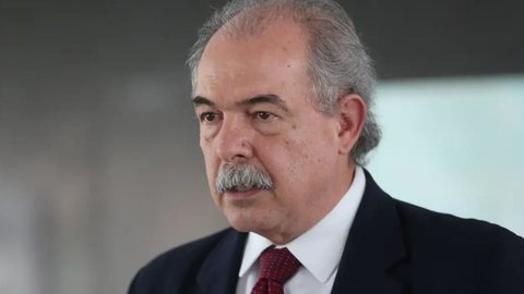 Mercadante sugere que aumento do IOF deve ser acompanhado por estabilização da moeda americana para permitir redução da Selic - Imagem: Reprodução / José Cruz / Agência Brasil