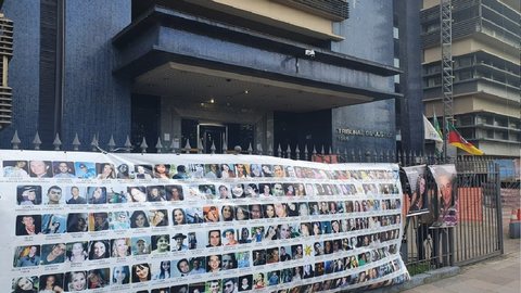 Cartaz com fotos de vítimas do incêndio da Boate Kiss na fachada do Tribunal de Justiça em Porto Alegre (RS) - Imagem: Reprodução/RBS TV