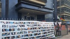 Cartaz com fotos de vítimas do incêndio da Boate Kiss na fachada do Tribunal de Justiça em Porto Alegre (RS) - Imagem: Reprodução/RBS TV
