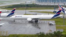 Um avião da LATAM que seguia para Lisboa precisou abortar a decolagem quando já começava a subir - Imagem: Reprodução