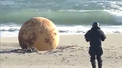 Bola gigante apareceu em praia do Japão - Imagem: reprodução Twitter