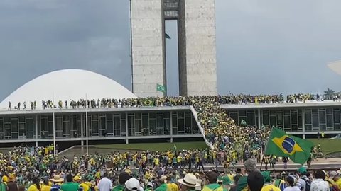 Apoiadores de Jair Bolsonaro (PL) ocupam prédio do Congresso Nacional, em Brasília - Imagem: Reprodução/TV Globo