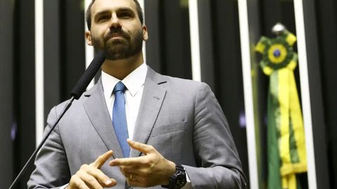 Eduardo Bolsonaro menciona que sua permanência nos EUA visa intensificar denúncias contra Alexandre de Moraes - Imagem: Reprodução / Marcelo Camargo / Agência Brasil