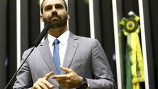 Eduardo Bolsonaro menciona que sua permanência nos EUA visa intensificar denúncias contra Alexandre de Moraes - Imagem: Reprodução / Marcelo Camargo / Agência Brasil