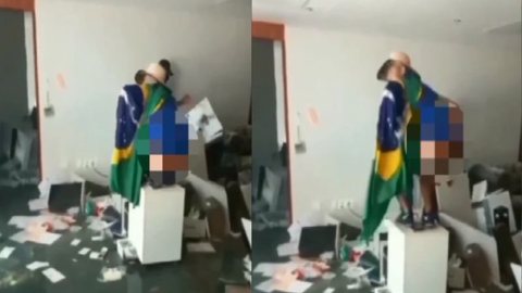 Apoiador de Bolsonaro abaixa a bermuda e tenta 'evacuar' em sala do prédio do Judiciário, em Brasília - Imagem: reprodução/Facebook