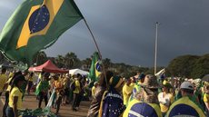 Eleitores do Bolsonaro seguem se manifestando defronte às Forças Armadas - Imagem: reprodução