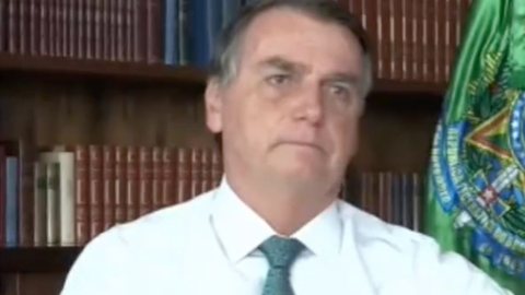 Em vídeo, Bolsonaro se irrita com pergunta sobre imóveis e ataca jornalista: "Seu marido vota em mim" - Imagem: reprodução Youtube
