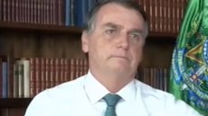 Em vídeo, Bolsonaro se irrita com pergunta sobre imóveis e ataca jornalista: "Seu marido vota em mim" - Imagem: reprodução Youtube