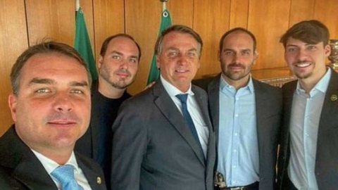 Bolsonaro ao lado de seus quatro filhos - Imagem: reprodução Instagram @bolsonaro_jr