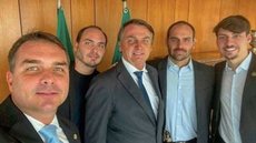 Bolsonaro ao lado de seus quatro filhos - Imagem: reprodução Instagram @bolsonaro_jr