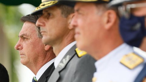 Ex-presidente Jair Bolsonaro, ao lado de autoridades militares - Imagem: Reprodução / Wikipédia
