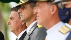 Ex-presidente Jair Bolsonaro, ao lado de autoridades militares - Imagem: Reprodução / Wikipédia