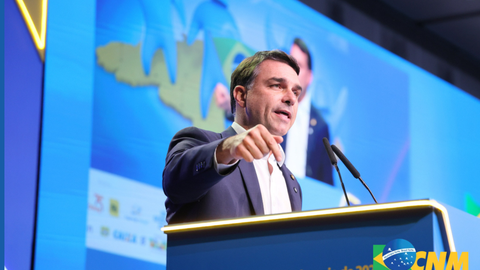 Flávio Bolsonaro discursou durante evento da CNM e prometeu endurecimento contra facções criminosas em eventual governo - Imagem: Reprodução