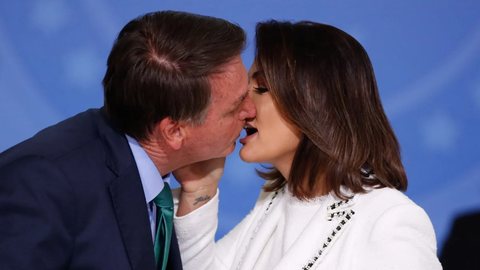 Sóstenes Cavalcante contou que Michelle Bolsonaro revelou, em um podcast, que ensinou Jair Bolsonaro a beijar no início do relacionamento. - Imagem: Reprodução