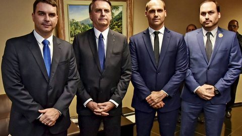 O ex-presidente Jair Bolsonaro com os filhos Flávio, Eduardo e Carlos - Imagem: Reprodução / Roberto Jayme / Ascom / TSE