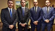 O ex-presidente Jair Bolsonaro com os filhos Flávio, Eduardo e Carlos - Imagem: Reprodução / Roberto Jayme / Ascom / TSE