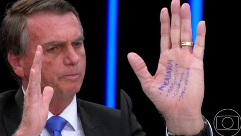 Repetindo o que já tinha feito em 2018, Bolsonaro volta a anotar com caneta esferográfica na mão - Imagem: reprodução TV Globo