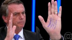 Repetindo o que já tinha feito em 2018, Bolsonaro volta a anotar com caneta esferográfica na mão - Imagem: reprodução TV Globo
