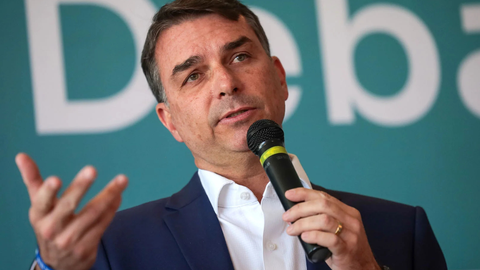 Flávio Bolsonaro enfrenta resistência de partidos do Centrão às vésperas da convenção que deverá oficializar sua candidatura à Presidência pelo PL - Imagem: Reprodução