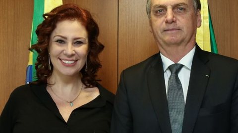 O presidente Jair Bolsonaro (PL) ao lado da deputada federal Carla Zambelli (PL) - Imagem: reprodução/Facebook