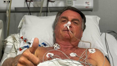 Ex-presidente publicou foto direto do hospital e afirmou estar estável após sentir fortes dores abdominais: "Seguimos firmes" - Imagem: Reprodução | Redes Sociais