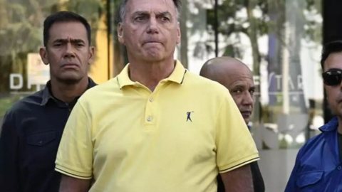 Bolsonaro chegou ao hospital sob forte esquema de segurança e foi acompanhado por seus filhos e apoiadores na entrada da unidade de saúde - Imagem: Reprodução