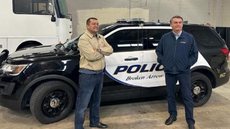 Na foto, Bolsonaro aparece ao lado de seu assessor Max Guilherme durante visita a polícia de Oklahoma - Imagem: reprodução Instagram