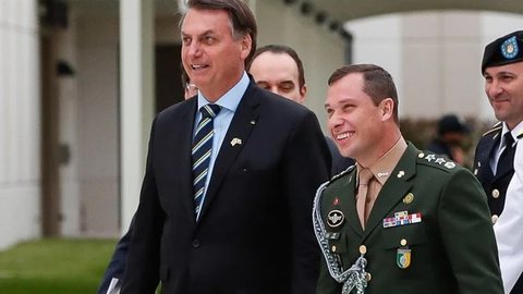 Ex-presidente Jair Bolsonaro e o tenente-coronel Mauro Cid, seu ajudante de ordens - Imagem: reprodução/Presidência da República
